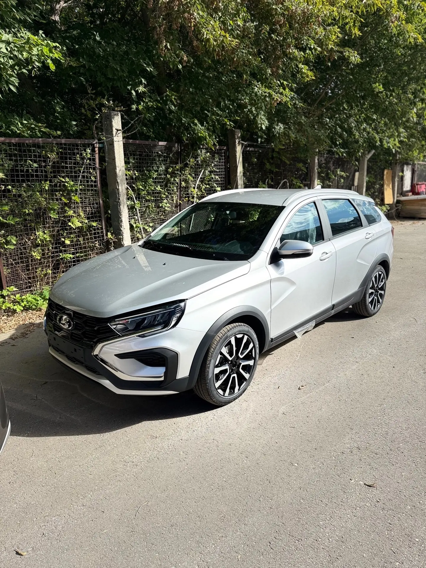 В наличии LADA VESTA SW Cross / комплектация Драйв с климатом / мотор 1.6 106 5МТ / сер...