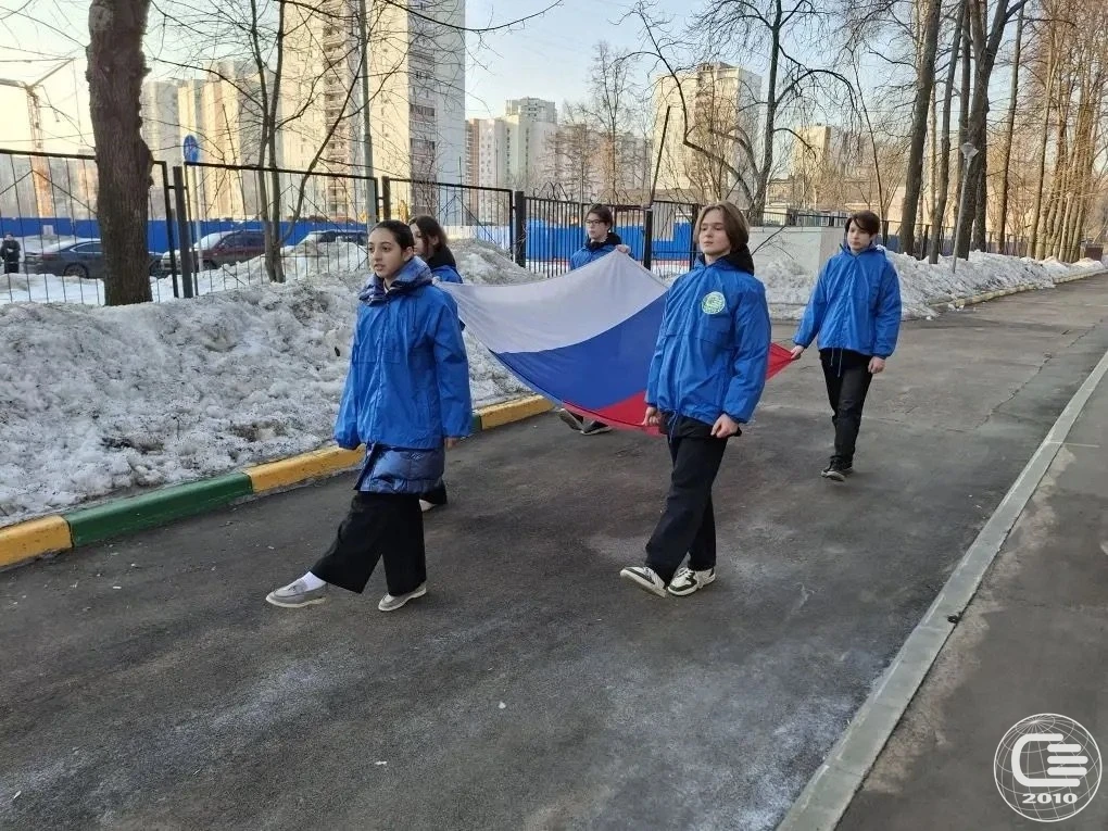 🇷🇺 Понедельник начинается с флага и гимна  Традиционно утро понедельника в нашей школе началось с то