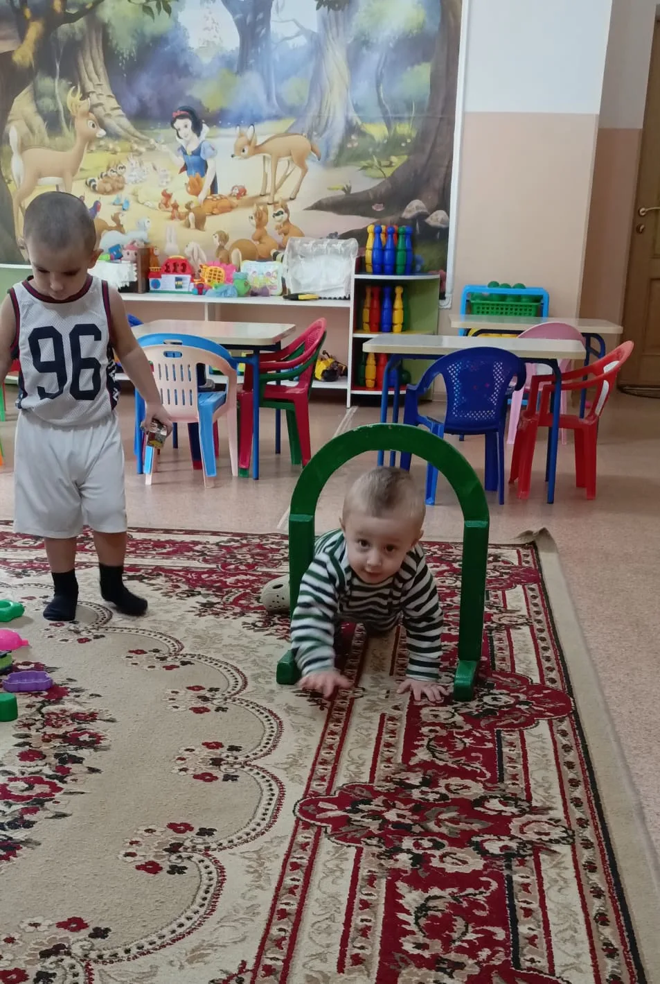Основные виды движений -Ползанье на четвереньках , подлезание под дугу. 1 гр.б