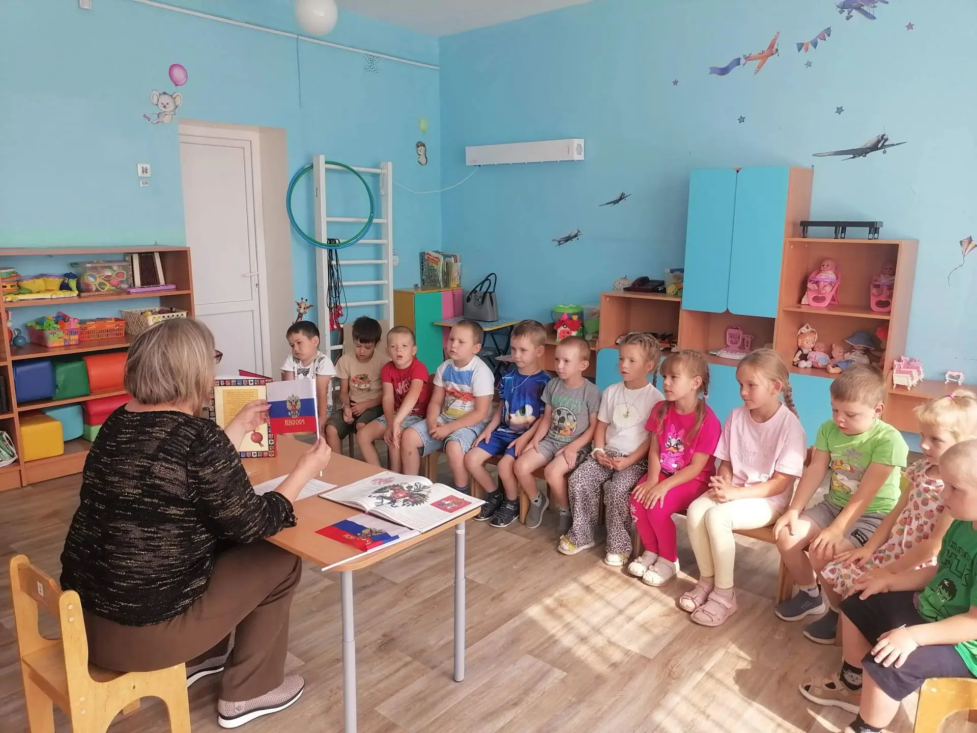 В преддверии празднования Дня Государственного флага России, 20 августа, библиотекарь О...