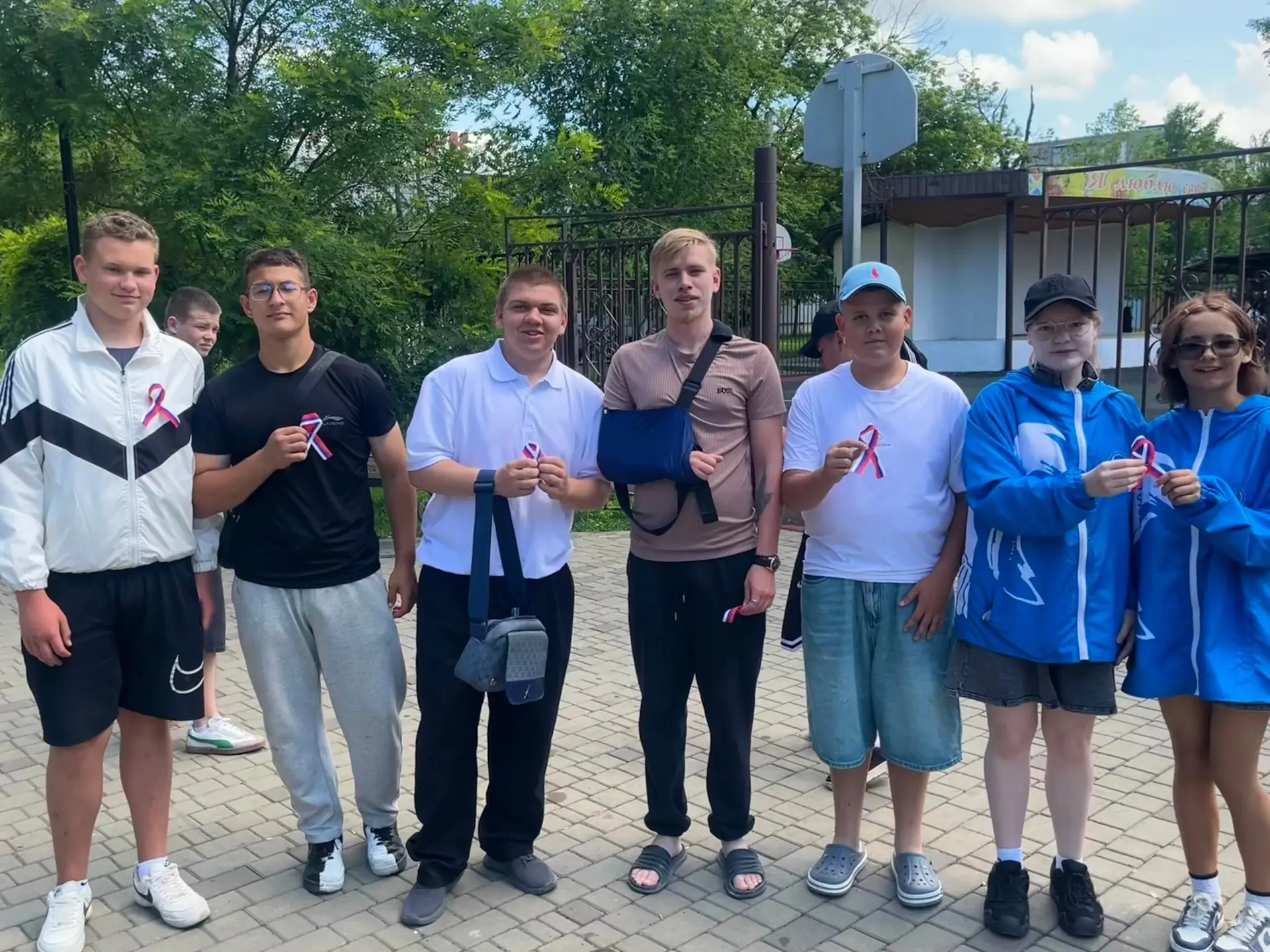 Российский триколор🇷🇺

В Центральном парке волонтеры отдела по делам молодежи вручили жителям и го