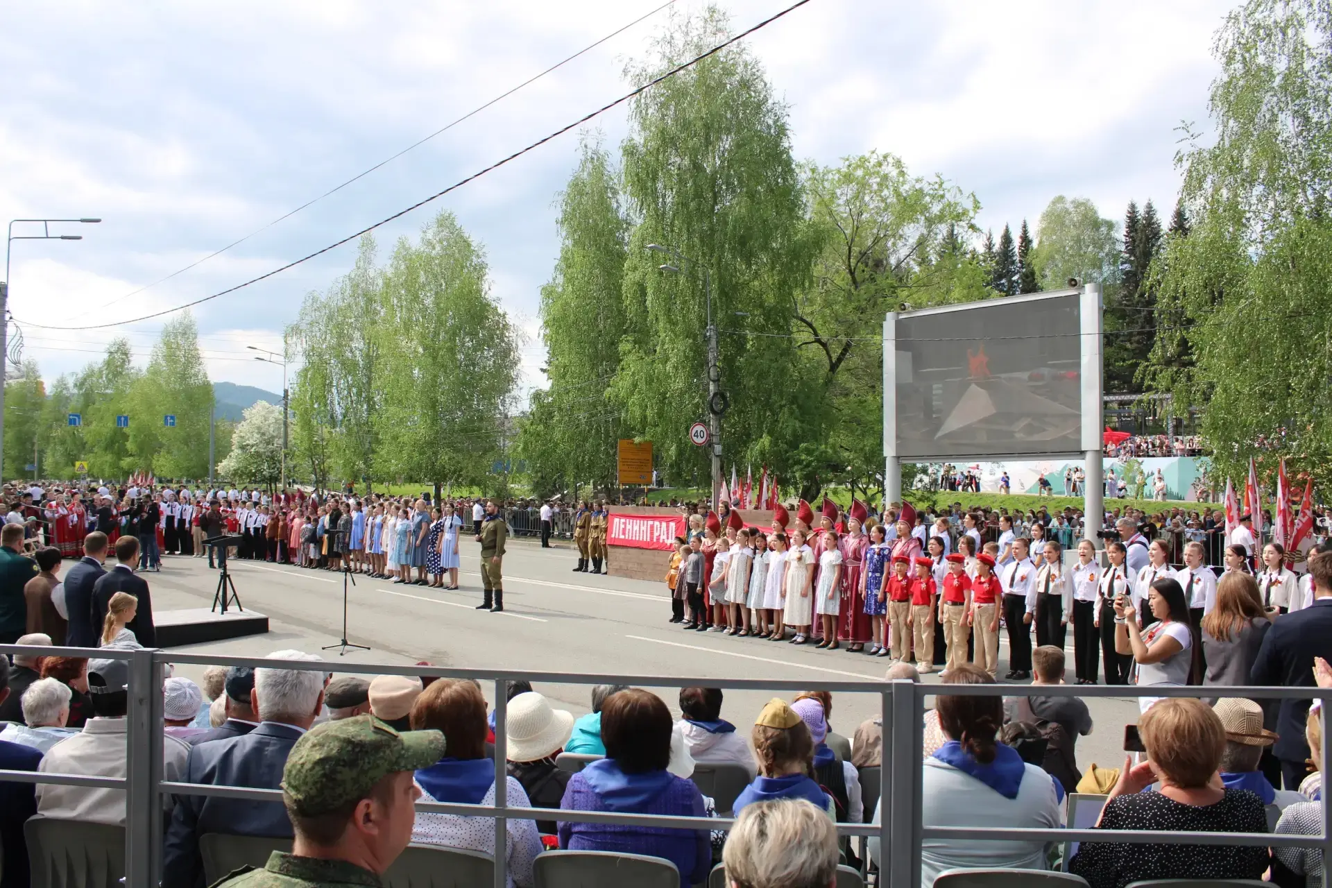 Наш хор и маленькие юнармейцы 2б класса в театрализованном представлении на МК "Парк Победы" 9 мая🕊️