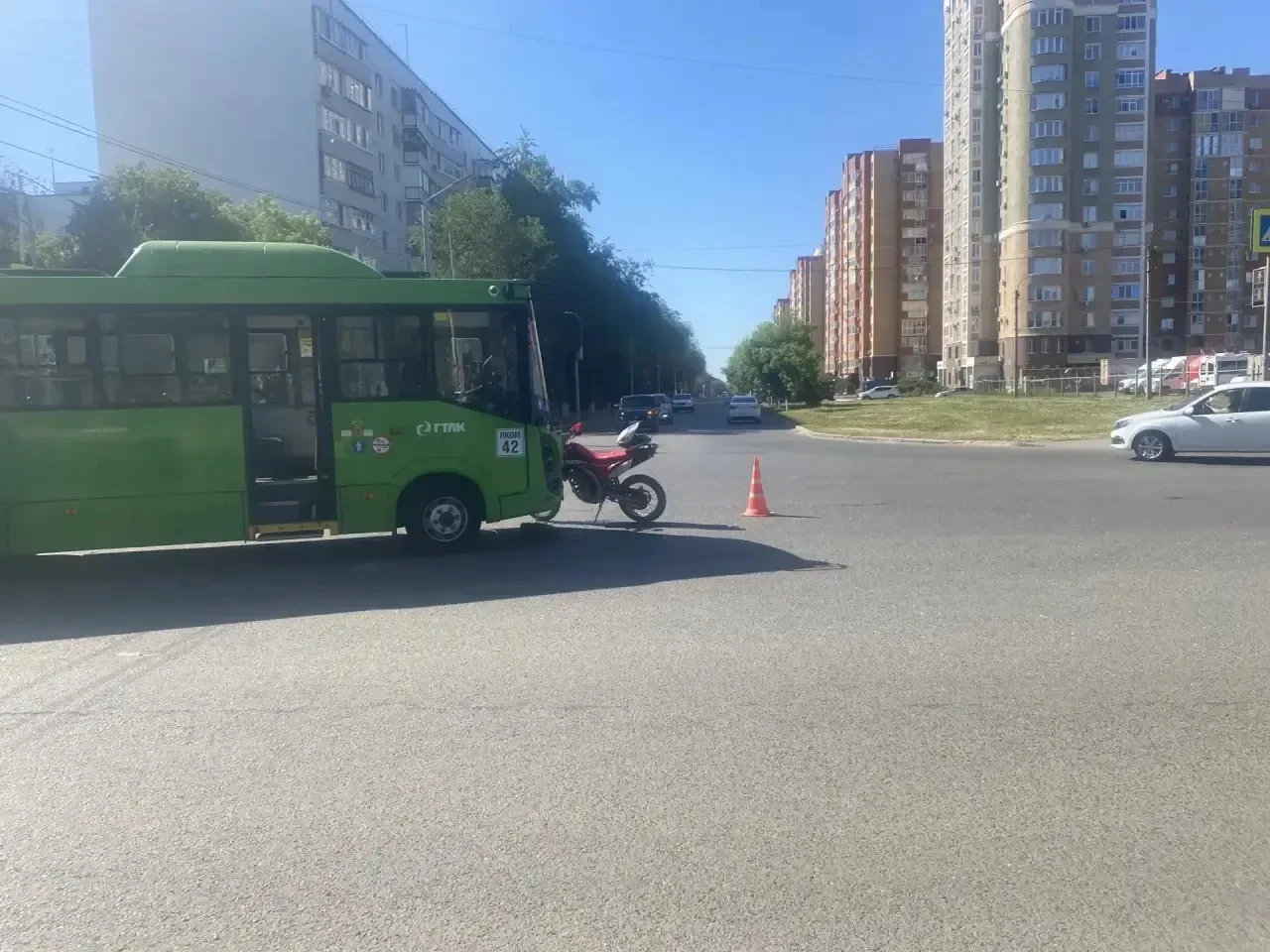 🏍️ В Оренбурге подросток на мотоцикле проскочил на красный и врезался в автобус  #Про_Происшествие  