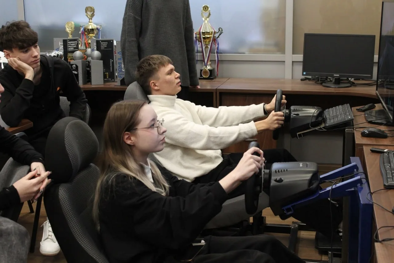 Уроки драйва в лаборатории команды SHUKHOV RACING TEAM для 11 «И» класса🏎️  Сегодня учащиеся 11 «И» 