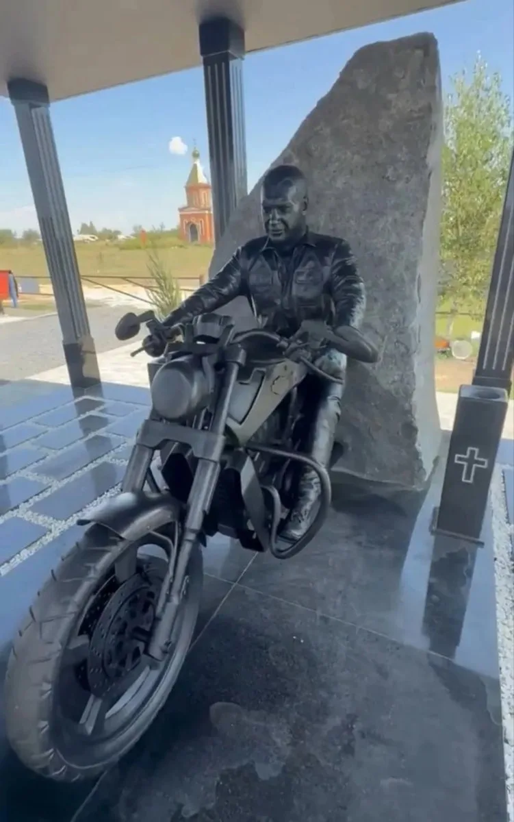 🏍 В Ростове появился четырёхметровый памятник байкеру