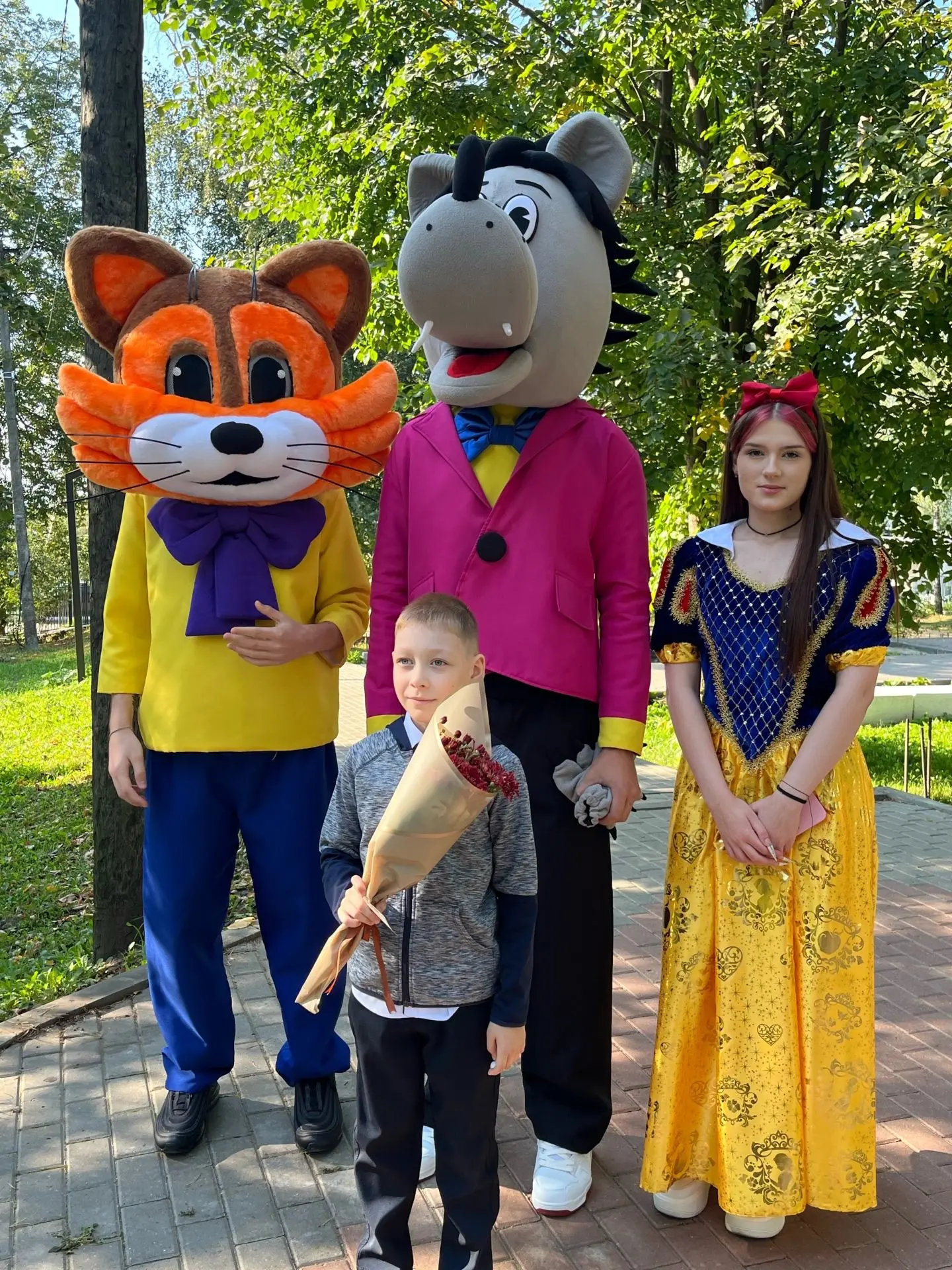 Учебники подождут, сегодня время для фото! Прямо у входа школьников встретили ростовые ...
