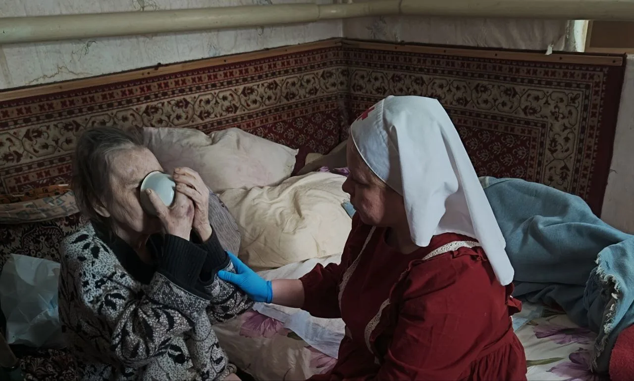 Белгород. Бабушка Света. У неё деменция, и она приняла меня за свою маму.   В комнате стоит тяжелый 