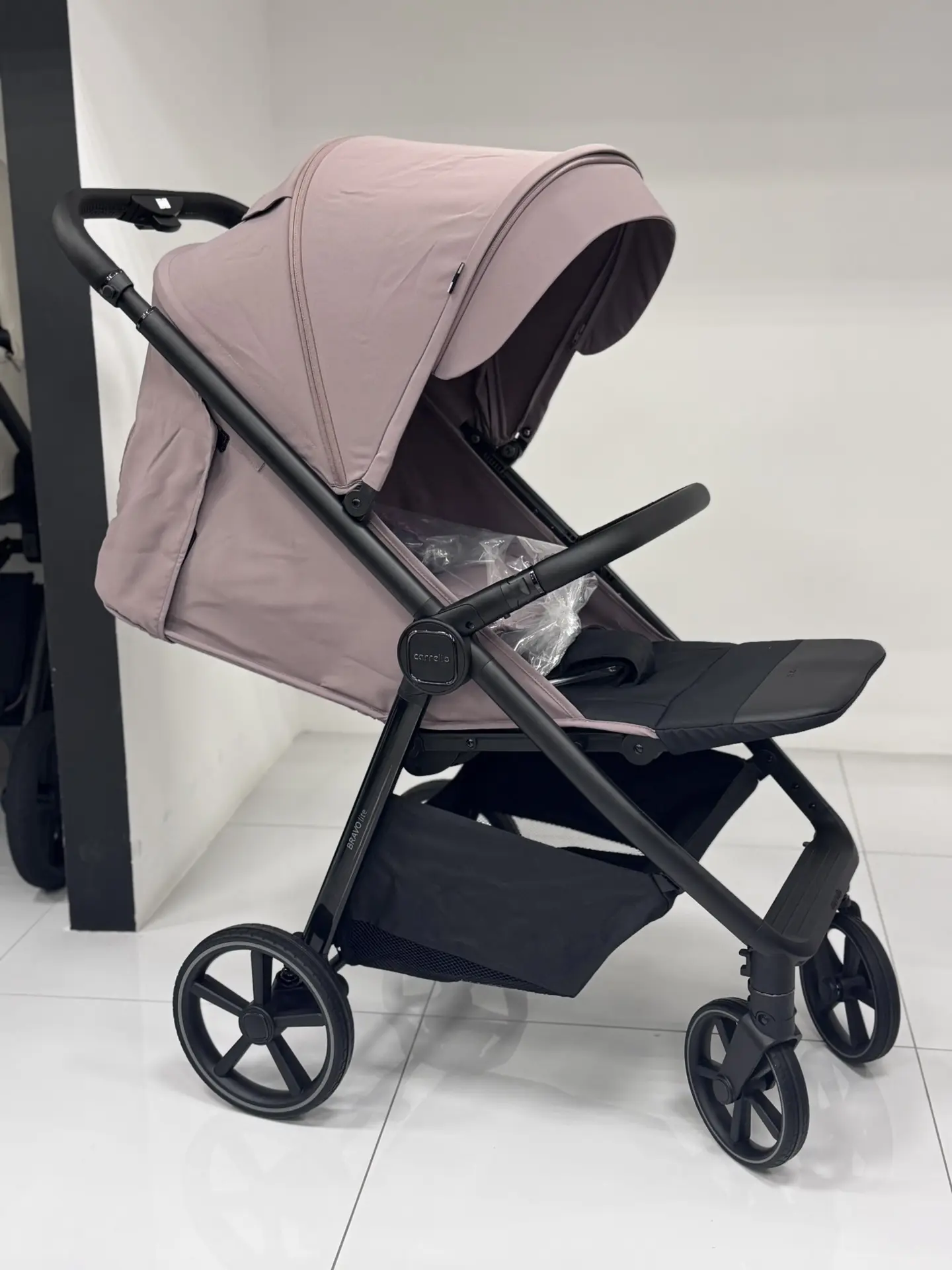 Прогулочная коляска Carrello bravo lite