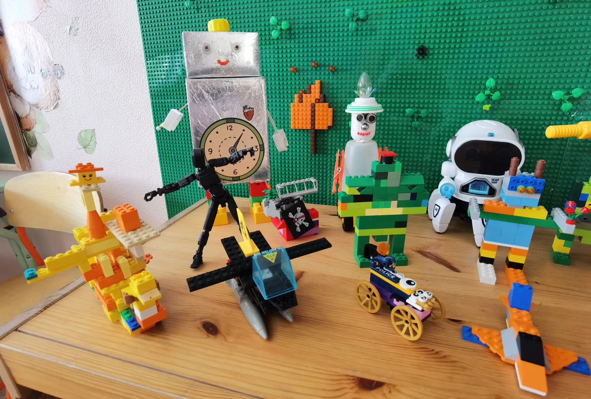 Июньское техно-шоу! ♻️🤖

В июне в нашем детском саду случился настоящий бум фантазии! В рамках круж