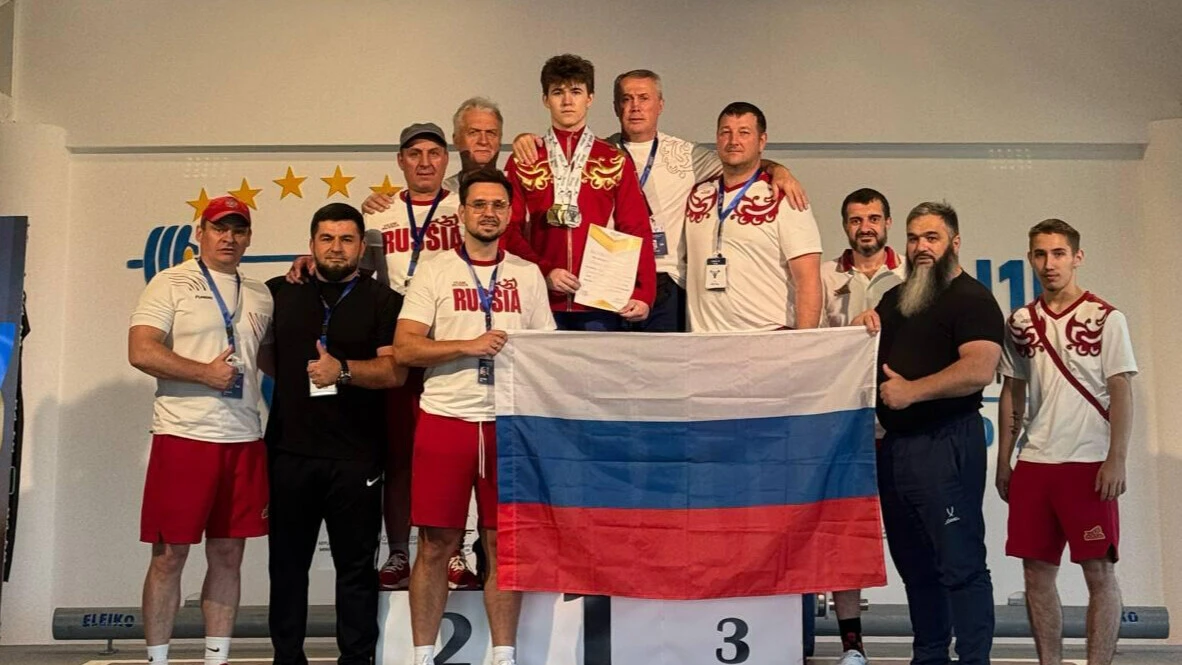 🏋️😶 Украинский тяжелоатлет Иван Плоскиня отвернулся от флага России во время церемони...