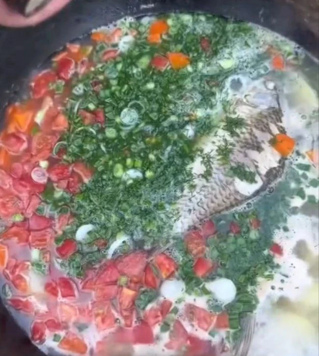 Готовим вкусную рыбацкую уху на костре