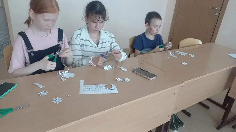 🇷🇺✨ Ко Дню России — творческая аппликация «Флаг с цветами»! 🌸🌼🌺
В нашем лагере дети создали чуд