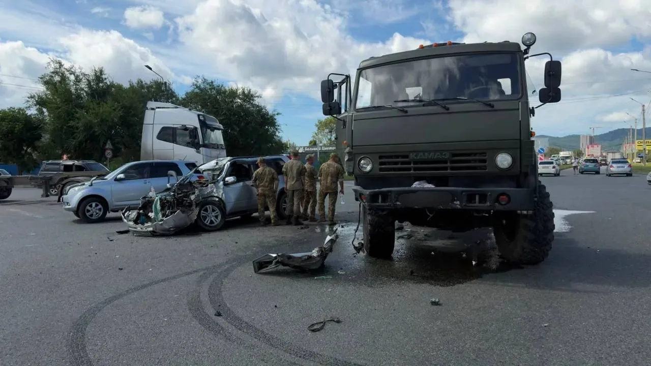 В Находке военный грузовик столкнулся с легковушкой