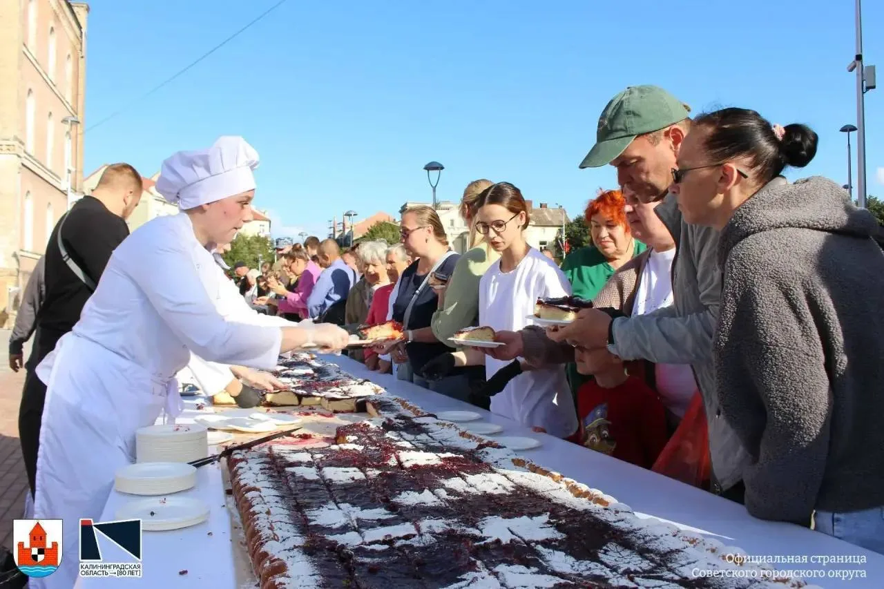 🍰 Гигантский пирог, приготовленный в Советске ко Дню города, побил рекорд.