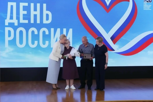 Семьям защитников в ЕАО передали памятные медальоны со знаком воинского различия

Вручение матерям и