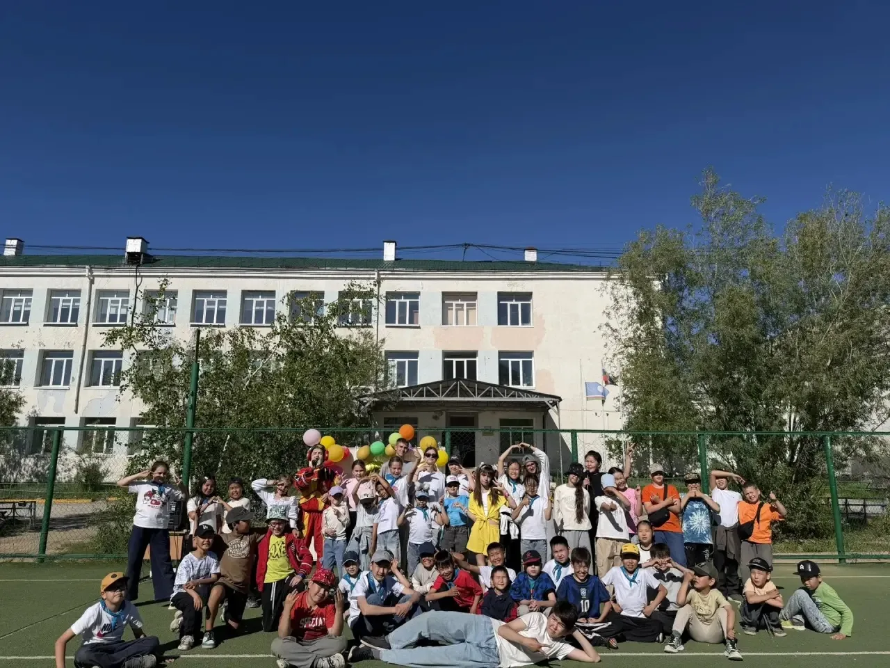 Вот и пролетела смена в школьном лагере «Планета радости» 🌍 — и, кажется, грустят не только дети, н