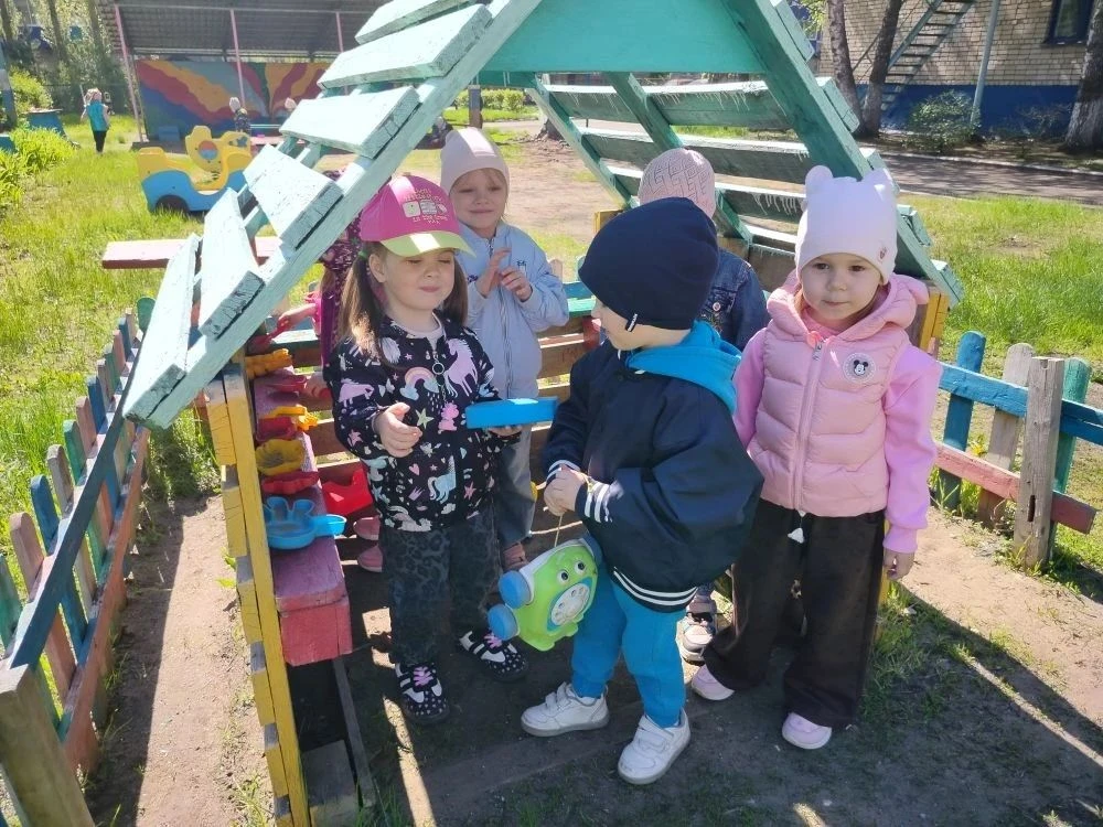 С приходом теплых дней двор детского сада оживает: солнце начинает пригревать, а простр...