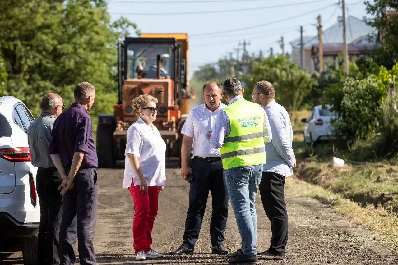 В Витязево идет ремонт дорог из первоочередного перечня. Здесь впервые в Анапе применен...