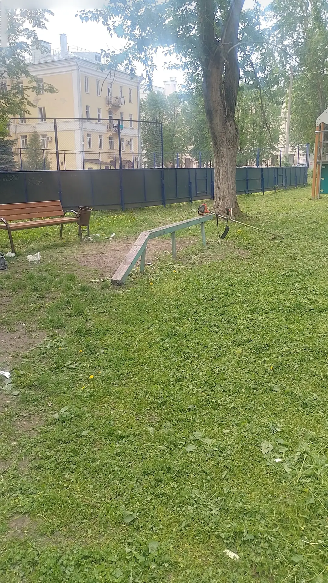 УК проиведен покос травы по адресам Сакко и Ванцетти 29А, Горького 40, Березина 3