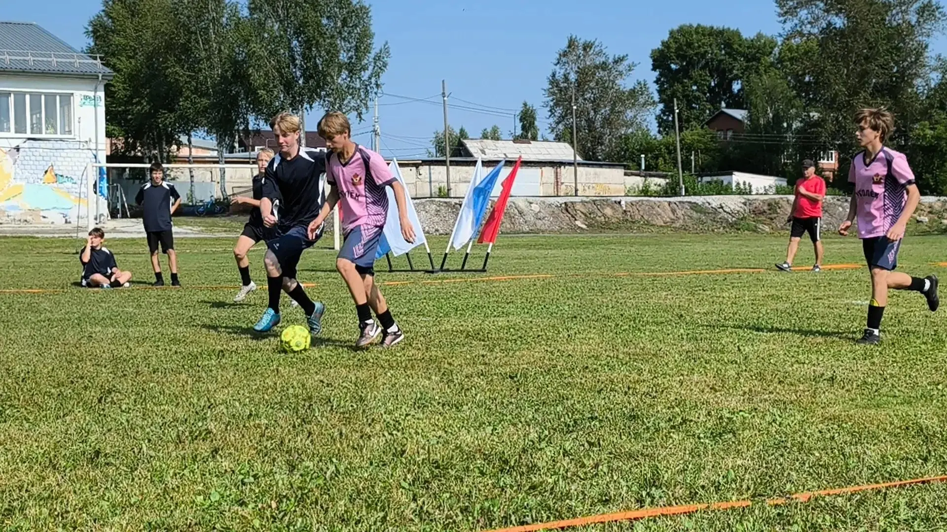 В субботу на стадионе посёлка Яшкино состоялось первенство Кузбасса по микрофутзалу среди юношеских 
