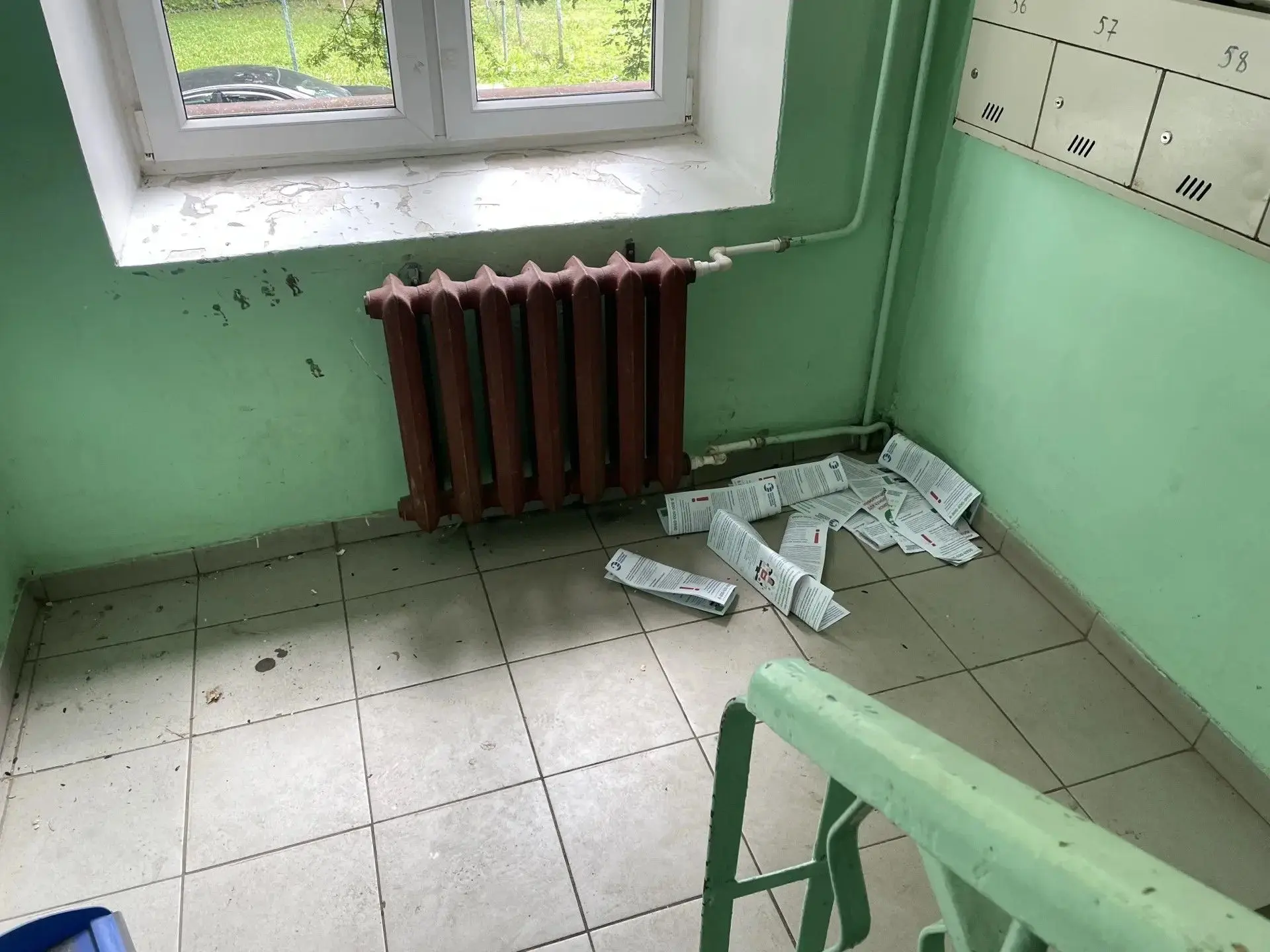 📸Продолжаем публиковать снимки из рабочего чата наших уборщиц.
На первых пяти - четвертый подъезд д