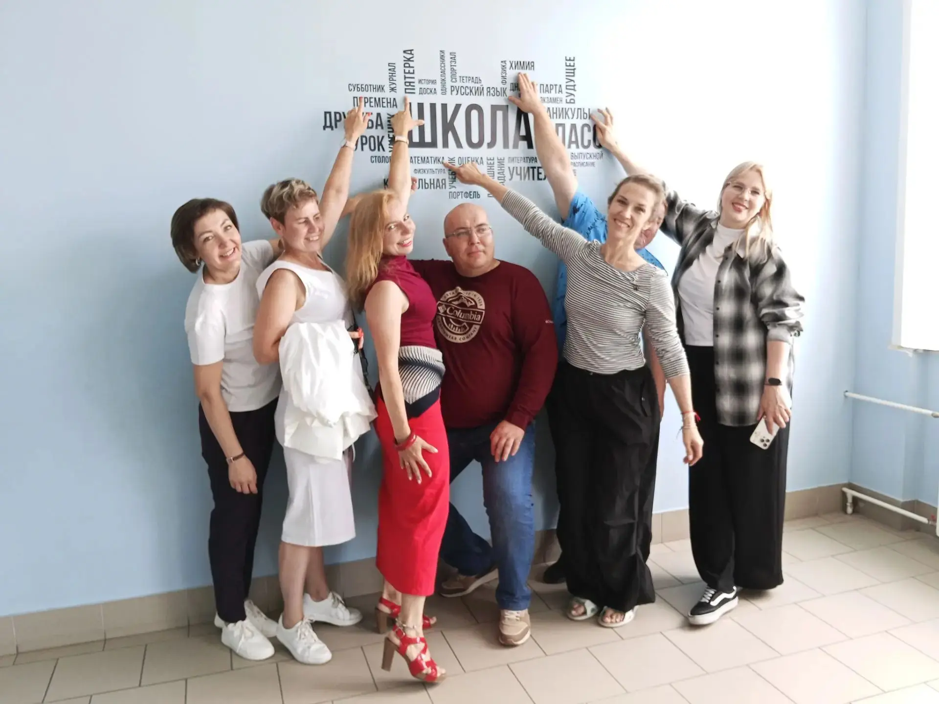 В нашей школе случилось по-настоящему яркое событие — её посетили выпускники 2001 года! Они с теплот