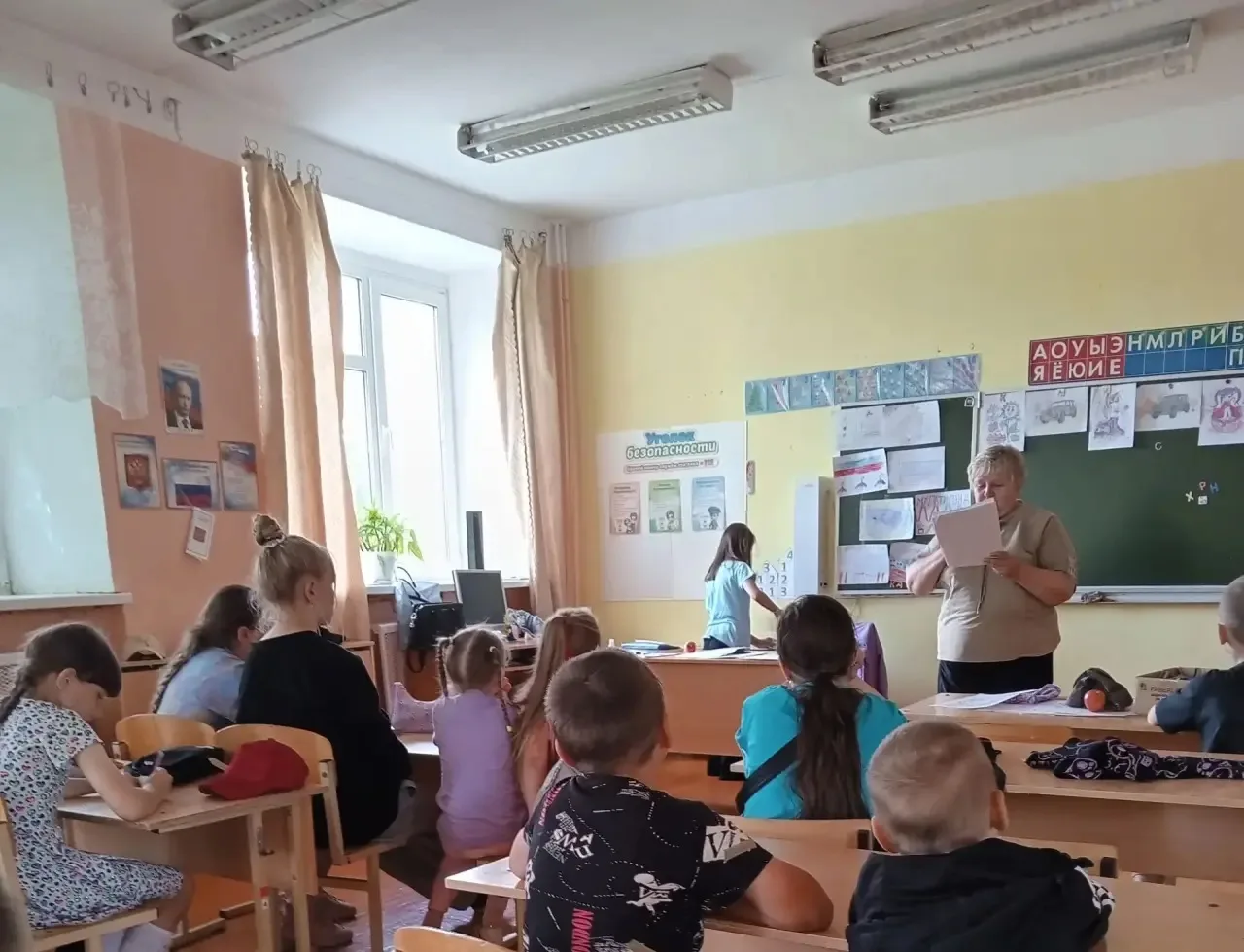 Воспитатель лагеря Каравацева Галина Михайловна организовала ребятам игру "Путешествие в Зооландию".