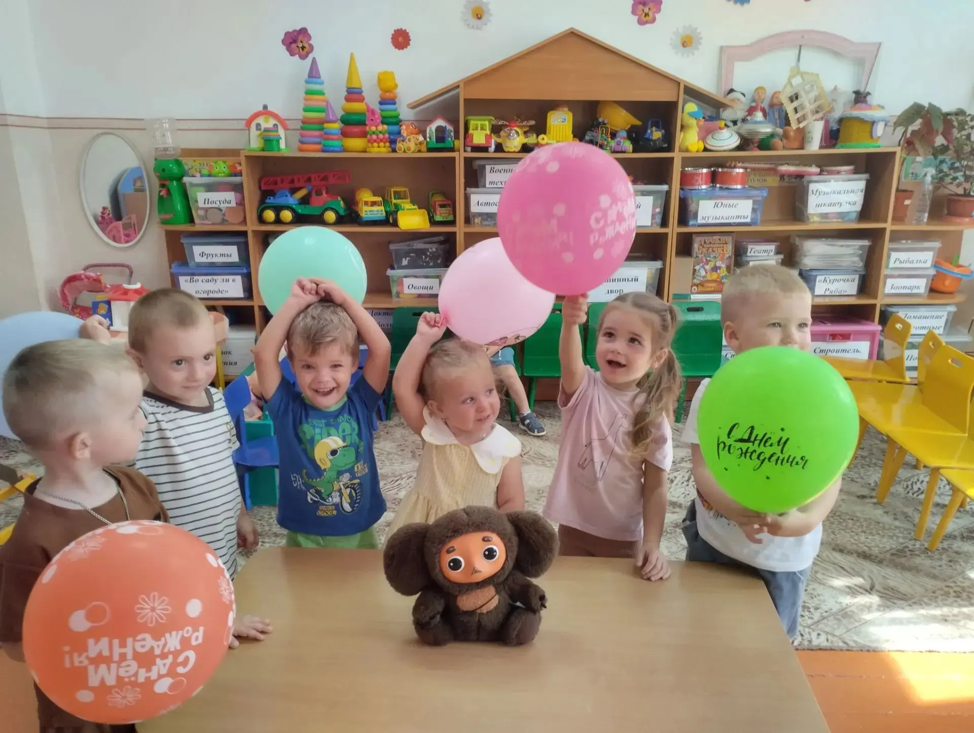 Сегодня в первой младшей группе «Малышок» дети праздновали день рождения Чебурашки, реб...