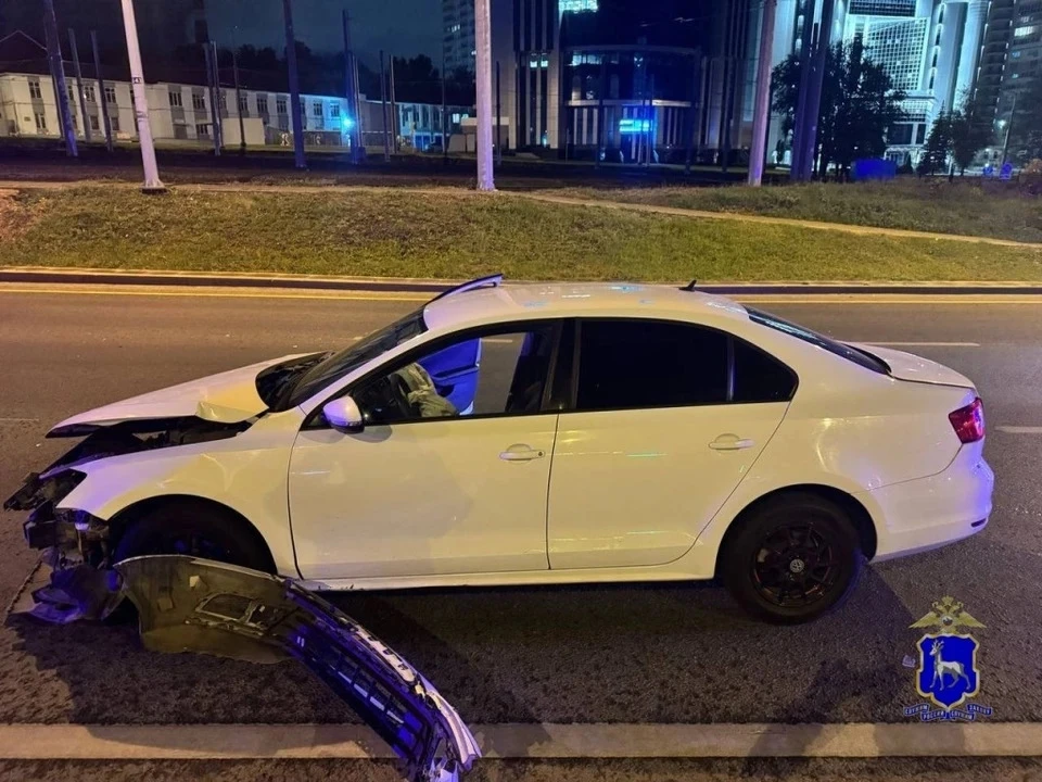 Пара на Volkswagen врезалась в ограждение в Самаре, пострадала 18-летняя девушка