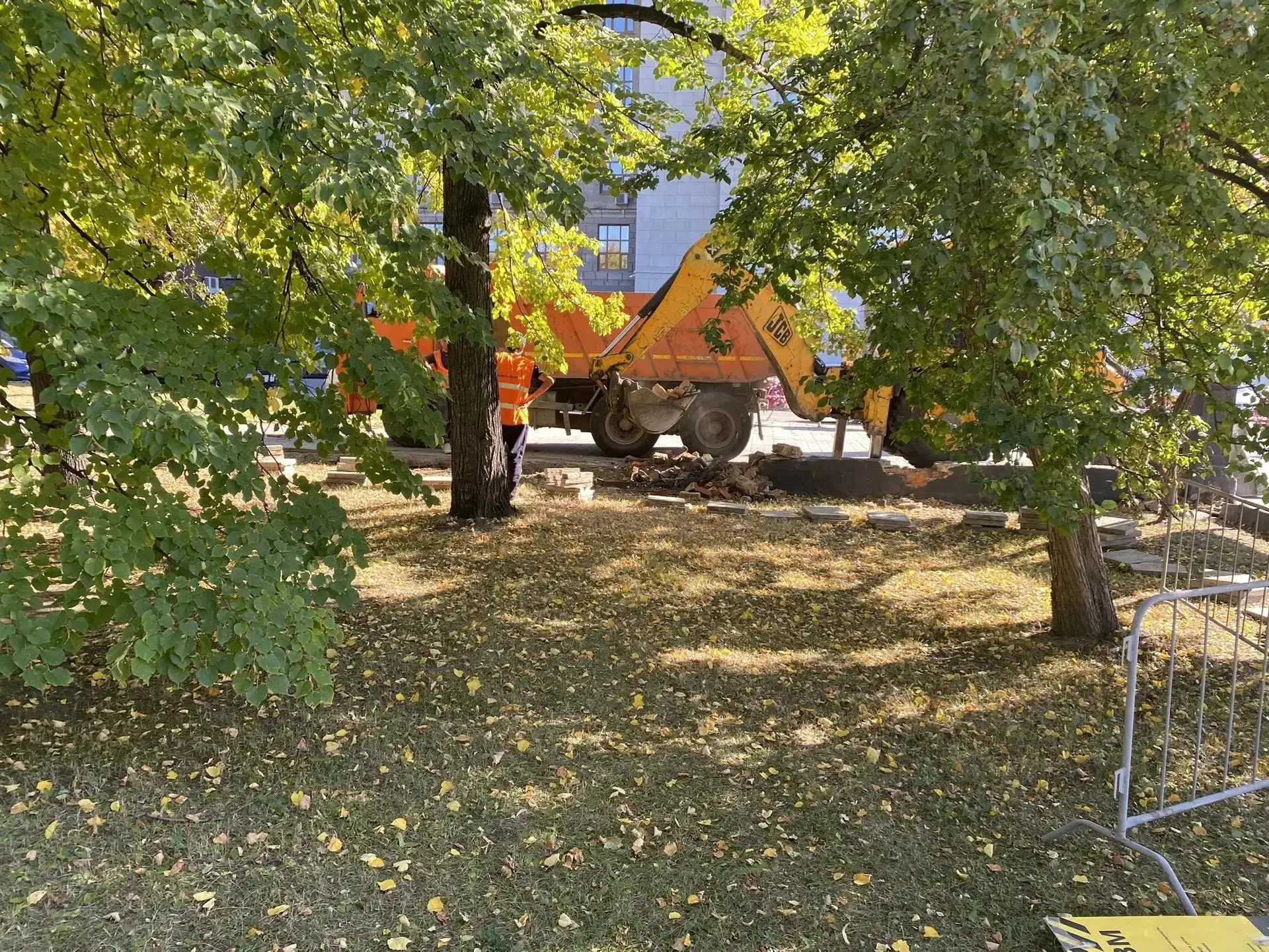 ⚒ В Театральном сквере обновляют ограждение