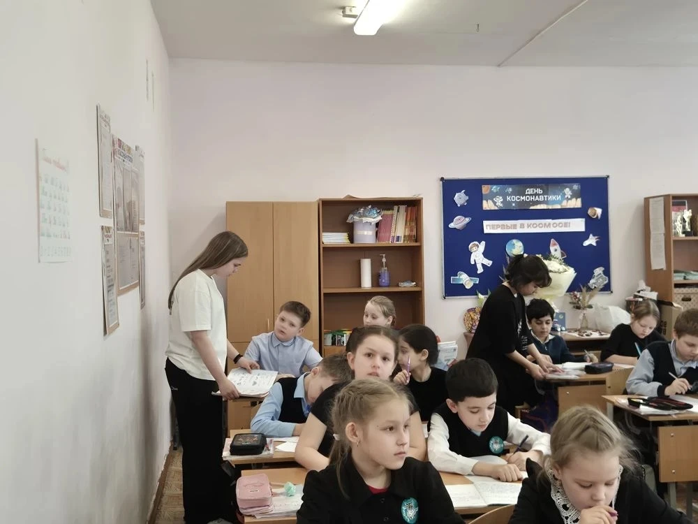✨ В нашей школе прошёл рейд «Береги учебник»!  🔖 28 апреля старшеклассники посетили классы начальной
