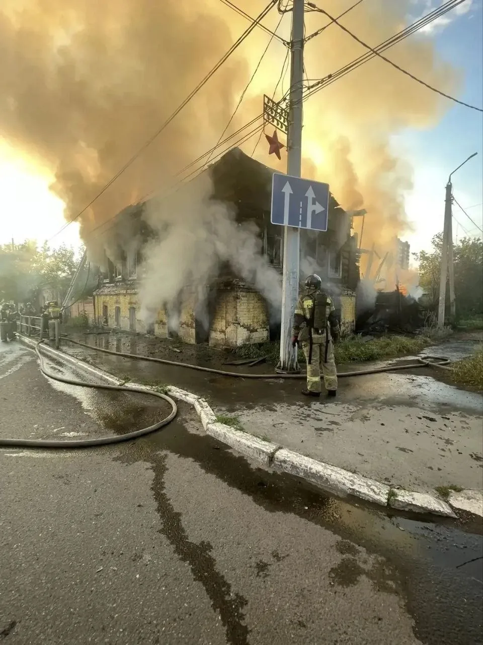 **Пожар в нежилом доме в Оренбурге**

На улице Рыбаковской в Оренбурге загорелся двухэтажный нежилой