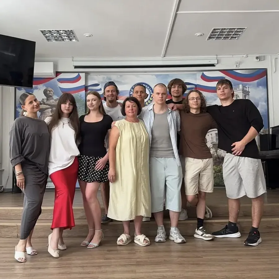 Спустя год — вновь вместе! ❤️

Сегодня стены родной гимназии наполнились смехом и тёплыми воспоминан