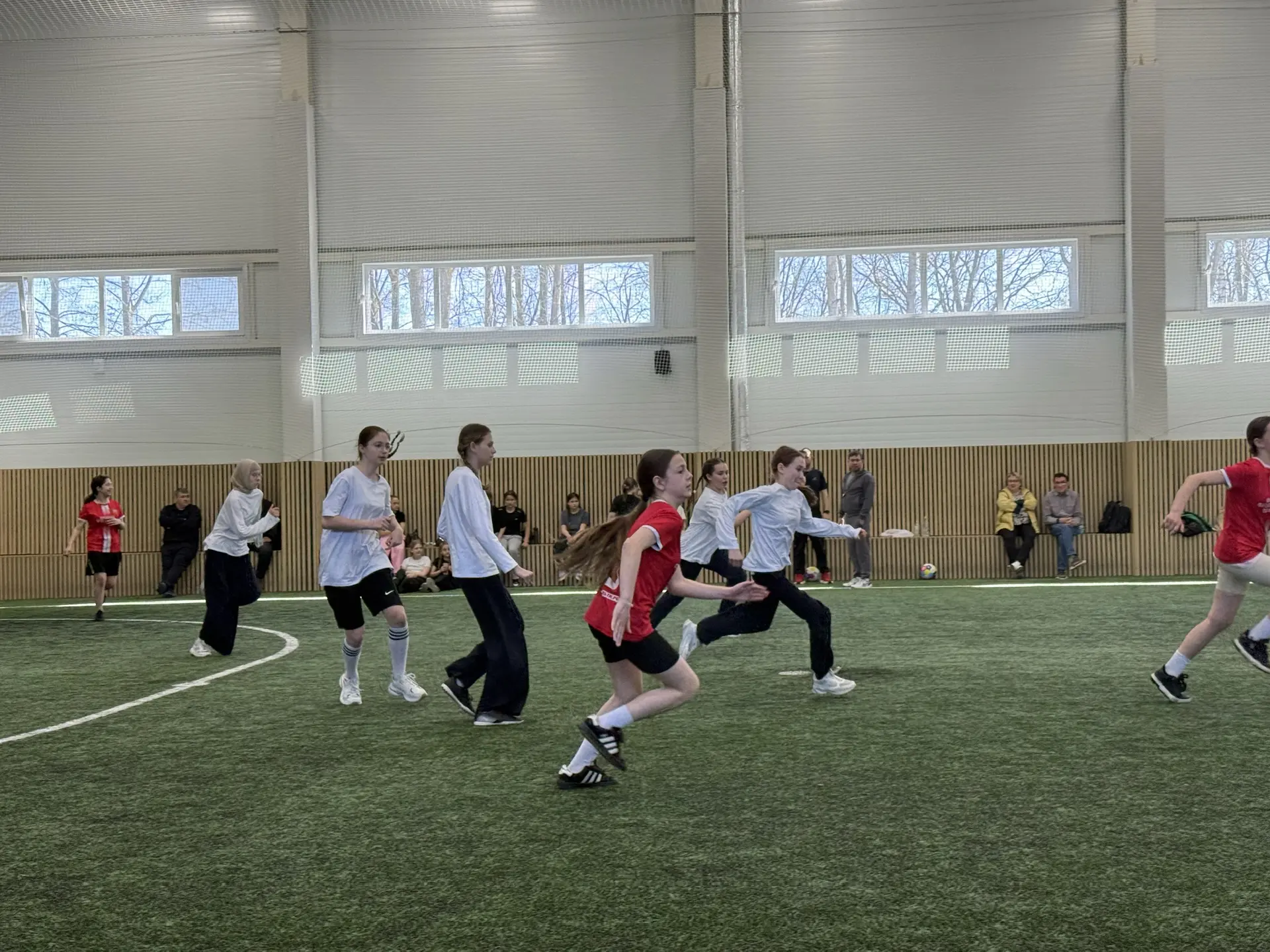👧🏽⚽️  Сегодня команды 5а, 6а и 6б классов отправились покорять футбольные поля! 🏆  А пока ждали свой