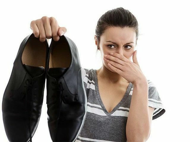👟 БОРЕМСЯ С ЗАПАХОМ ИЗ ОБУВИ — 5 ПРОВЕРЕННЫХ СПОСОБОВ

Неприятный запах из обуви может испортить на