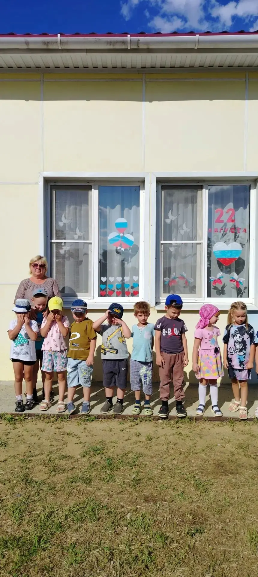 Накануне Дня Государственного флага ребята старшей группы "Звёздочки" с тьютором И. Ф. ...