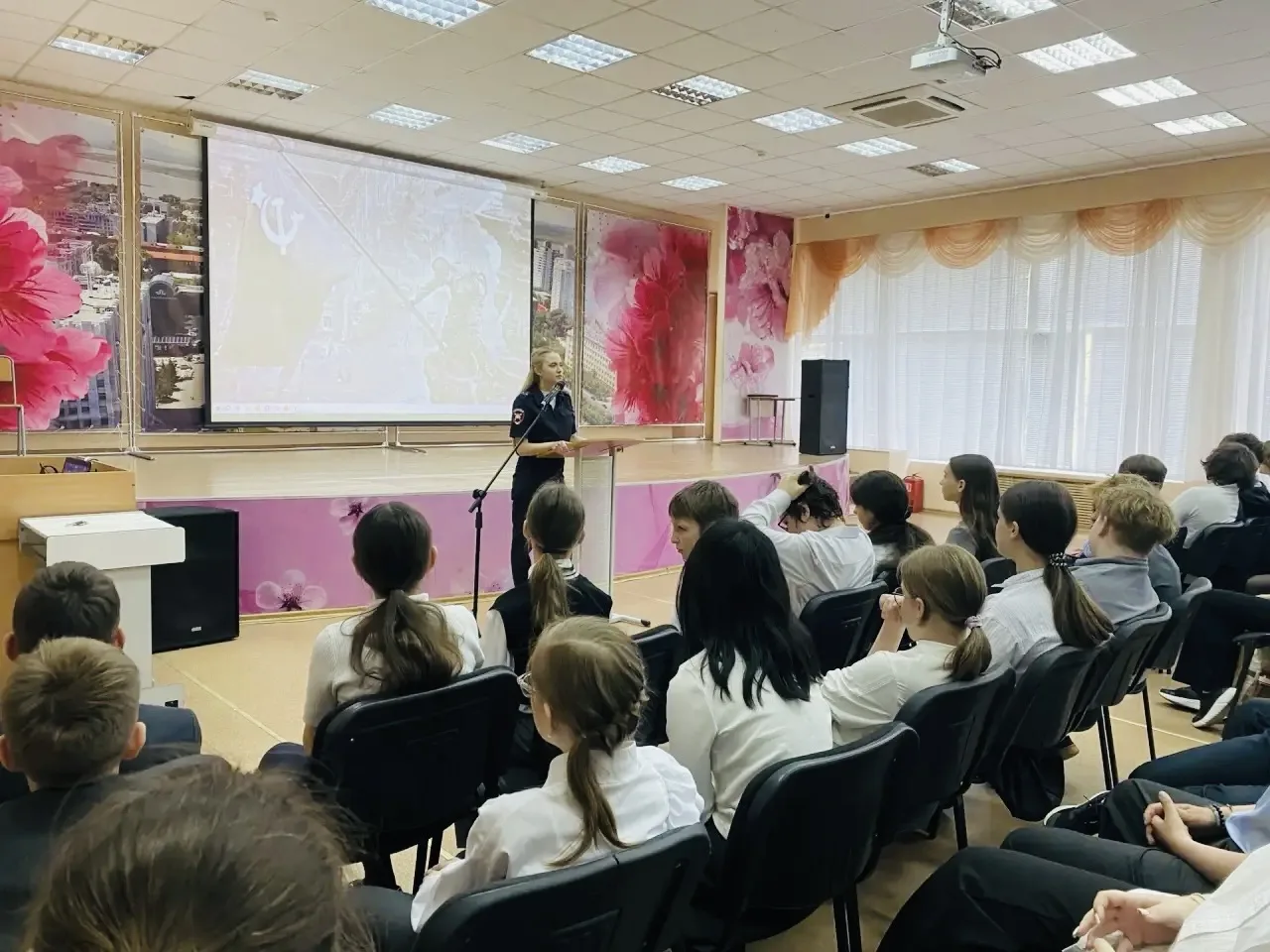 🚦 Внимание на дорогу: наша встреча с инспектором ГИБДД!  Сегодня в гимназии было по-настоящему интер
