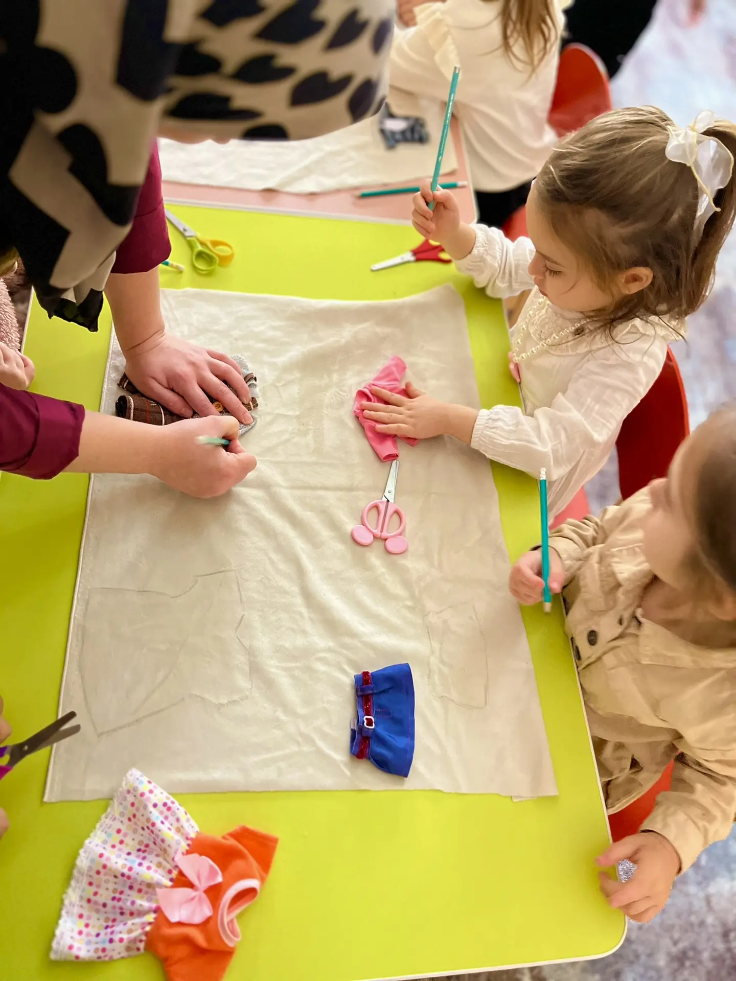 🎨🧵 Маленькие портные в деле!  Дети учатся шить, и это не только весело, но и невероят...