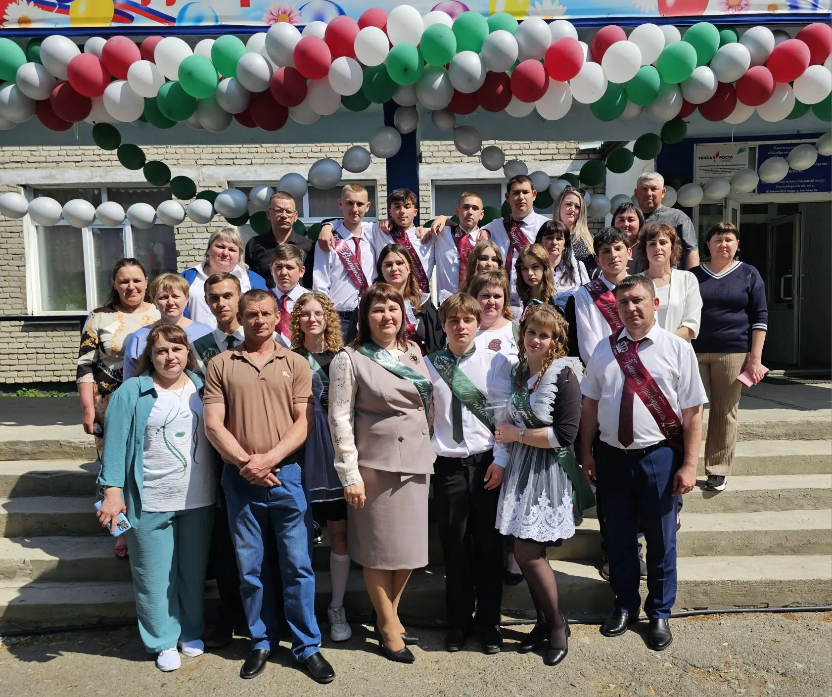 Последний звонок: Прощание с детством, встреча с будущим! 🔔

27 мая  в нашей школе прозвучал особен