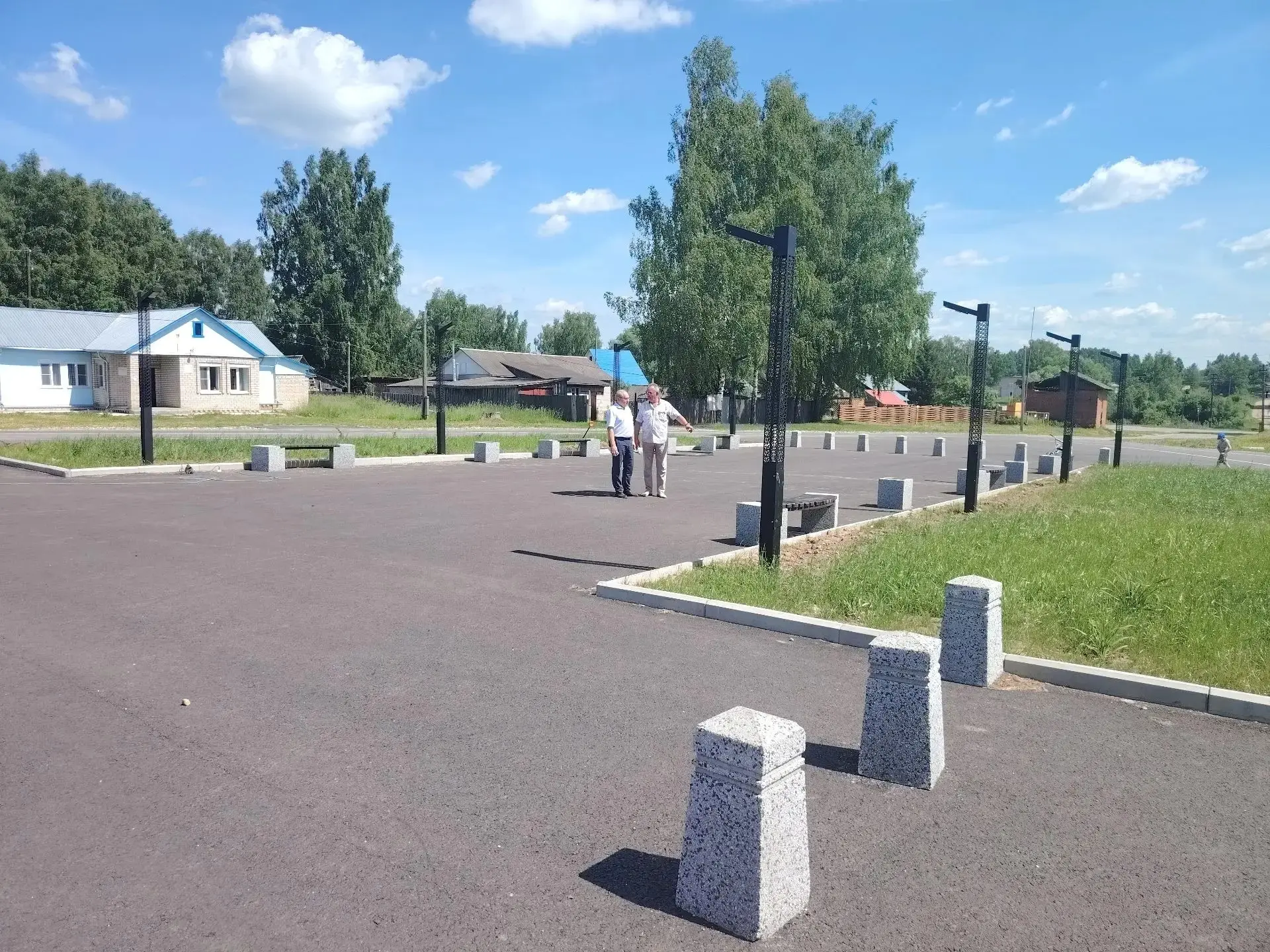 В селе Федоровское завершены работы по благоустройству площади Мира. На территории обустроено освеще