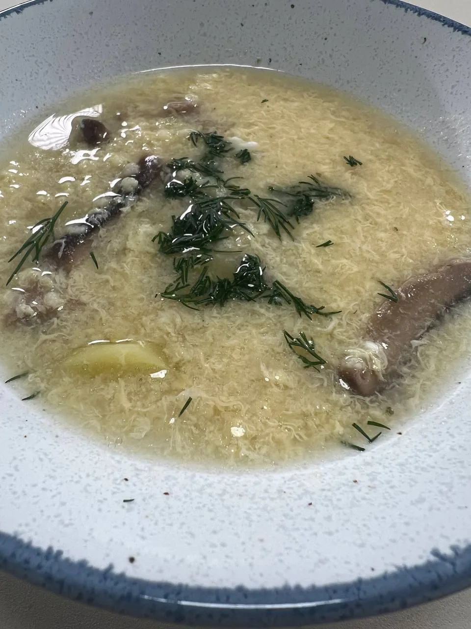 Ловите, друзья, супец с маринованными грибами: 


Куриный бульон 1 л
Картошка 2 средних
Жареный лук 