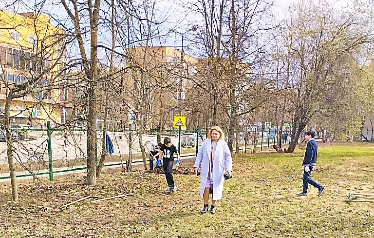 🌳🏣🧹В заботе о школе: субботники  Я верю в одно: если мы любим, мы заботимся. И эту заботу видно нево