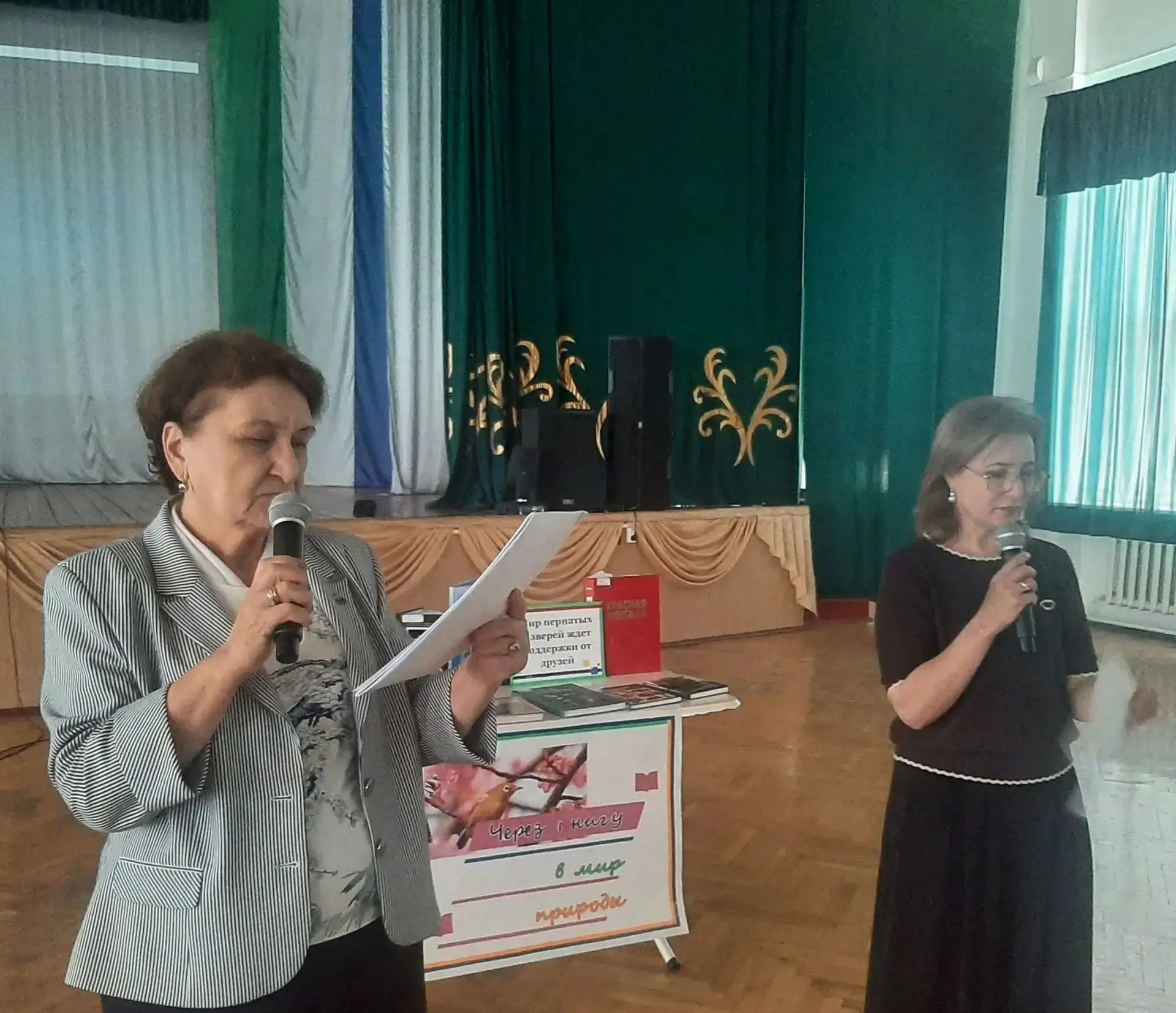 Сотрудники отдела национальной и краеведческой литературы Государственной национальной библиотеки ре