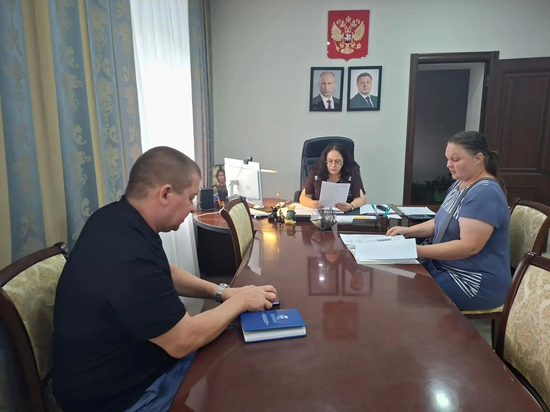 В администрации района продолжаются ежедневные приёмы граждан по личным вопросам. Данны...