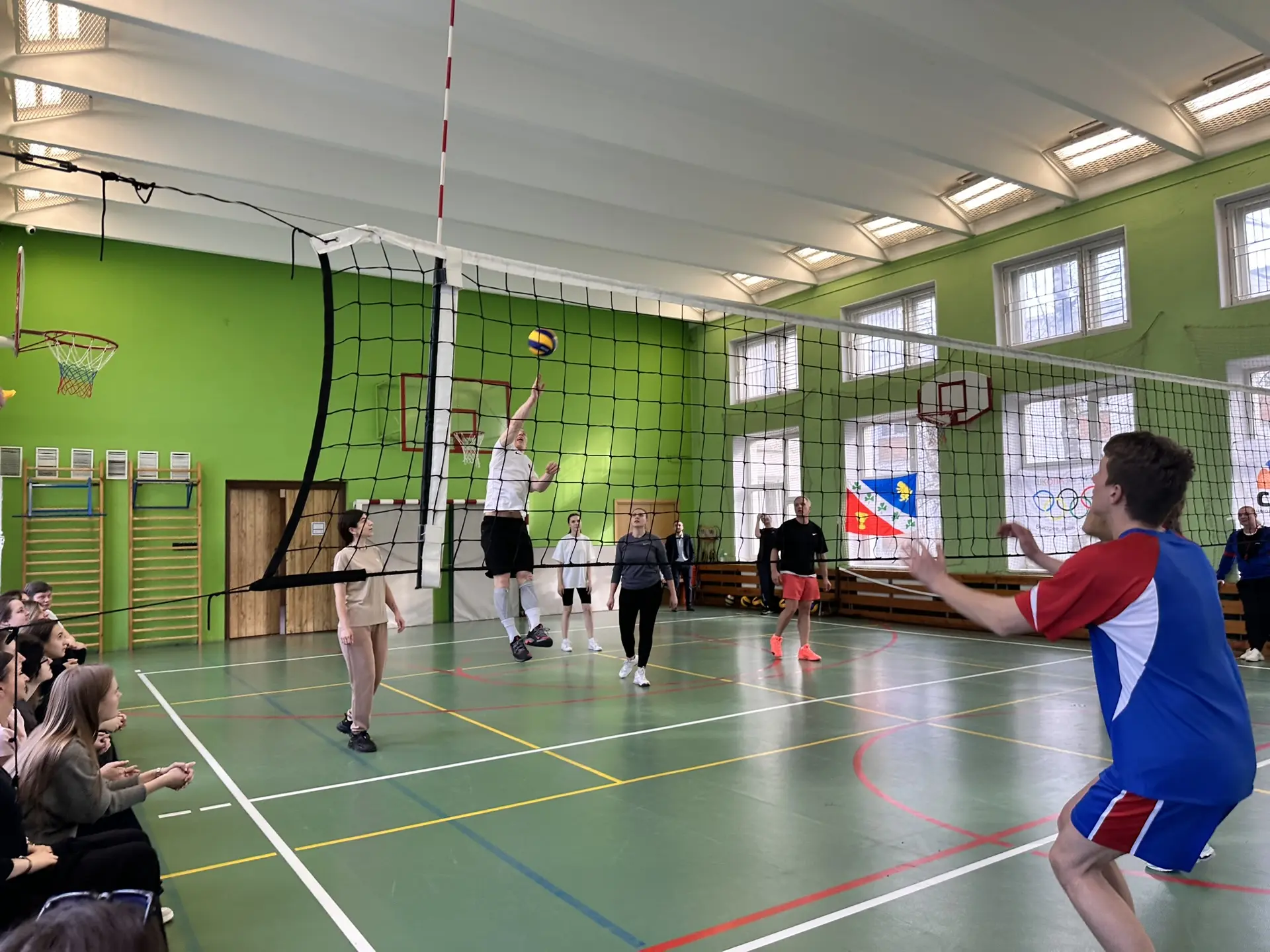 🏐 Ученики vs Учителя: матч-реванш, который снова пошёл не по плану 😄  В нашей школе состоялся традиц