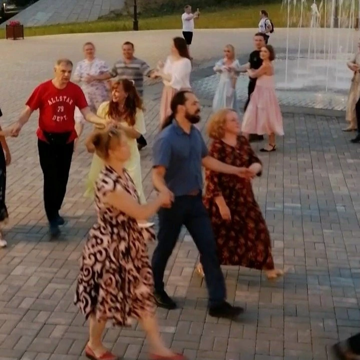 💃 Танцевальный вечер на Блюдечке

В программе мастер-классы, несложные исторические танцы, доступны