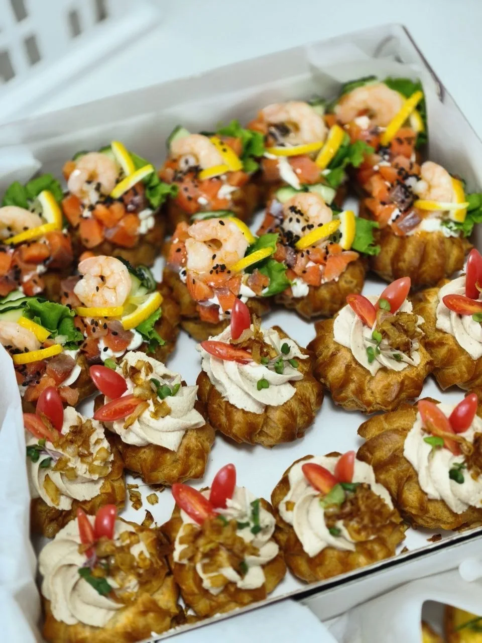 Напоминаем. Мы делаем вот такую вкусную красоту и ещё привозим ко столу!