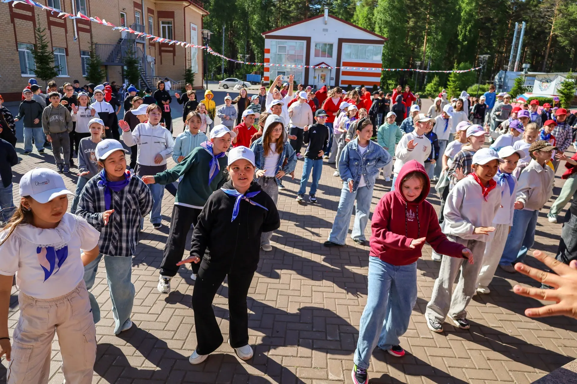 ТЕПЛО  На улице уже чувствуется лето и просто невозможно оставаться в корпусах!  ☀️ Во время хорошей
