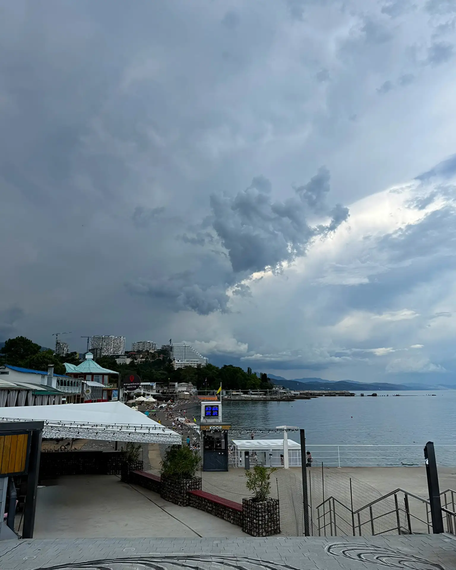 Алушту вам перед сильнейшим ливнем ⛈️ 

Людей не много. Вода 17-18 градусов, купалась только местная