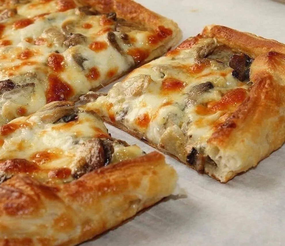 Пирог за 20 минут и гости в восторге 🥧 

Ингредиенты:

Слоёное дрожжевое тесто — 250 г
Грибы — 200 